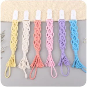 Dettaglio di catenelle per ciuccio in cotone intrecciato a mano in sei colori pastello