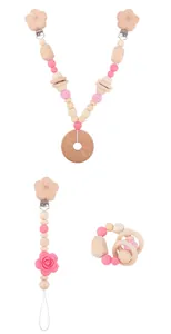 Detailansicht von Schnullerkette und Beißring-Set aus Holz und Silikon in Rosa und Naturholz