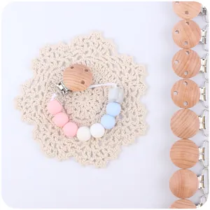 Sujetachupetes de silicona macaron con clip de madera de haya y detalles de encaje