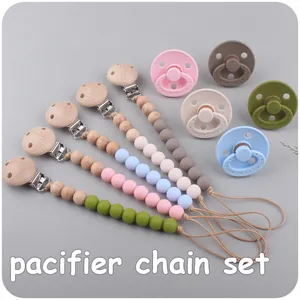 Set d'attaches-sucettes avec clips en bois de hêtre et perles en silicone colorées