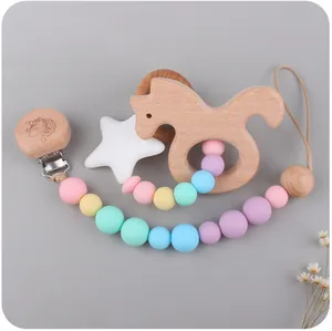 Detalle del clip de madera unicornio con cuentas de silicona y mordedor de pony
