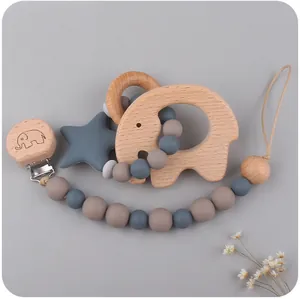 Detalle de sujetachupetes con cuentas de madera de haya y mordedor de elefante de silicona
