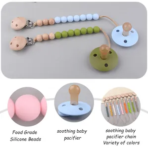 Détail de perles en silicone alimentaire et clip en hêtre sur les attaches-tétines