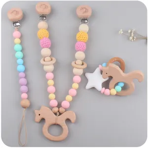 Détail de l'attache-tétine pour bébé avec clip licorne en bois et perles de silicone