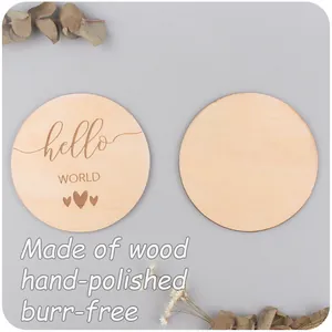 Détail des cartes étapes en bois poli à la main pour nouveau-né avec gravure hello world