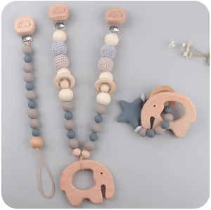 Détail de l'anneau de dentition éléphant en bois et attaches-tétines en perles de coton