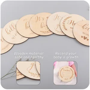 Vue macro des cartes étapes en bois pour bébé avec motifs floraux gravés élégants