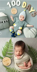 Cartes étapes de naissance en bois avec motifs arc-en-ciel et texte mensuel gravé