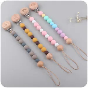 Set d'attaches-sucettes avec clips en bois de hêtre et perles en silicone colorées
