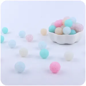 Gros plan de perles en silicone alimentaire de 12mm et 15mm couleur macaron pour bijoux DIY
