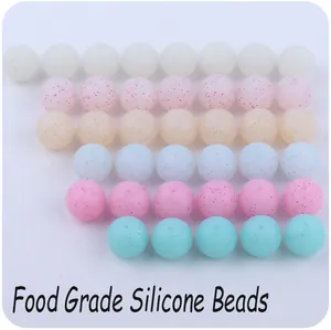 Gros plan de perles en silicone alimentaire de 12mm et 15mm avec paillettes colorées