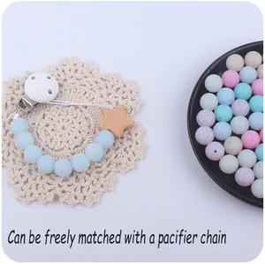 Détail de l'attache-tétine avec perles en silicone bleu et une étoile en bois naturel