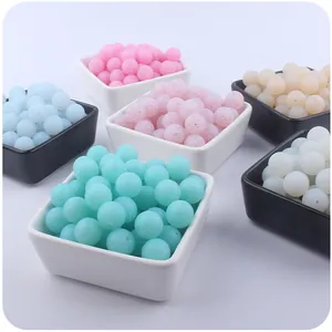 Gros plan de perles en silicone mat avec effet pailleté pour attaches-tétines et bijoux