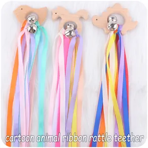 Set di tre sonagli in legno a forma di animali con nastri colorati e campanellini
