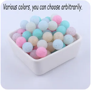 Vue macro de perles en silicone pailletées colorées dans un bol blanc pour bijoux DIY