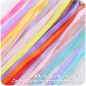 Nastri di seta colorati con finitura satinata su peluche per giochi sensoriali