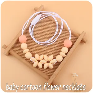 Dettaglio della collana a fiori per neonati con perline in silicone e chiusura