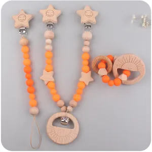 Details der Schnullerketten aus orangefarbenem Silikon und Buchenholz mit Rassel-Set