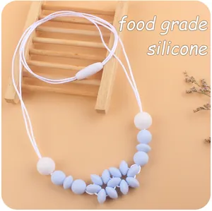 Dettaglio della collana da dentizione per neonati in silicone alimentare con fiori