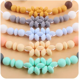 Dettaglio macro di perle per dentizione in silicone per neonati in varie forme e colori