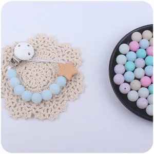 Attache-tétine DIY avec perles en silicone bleues et étoile en bois sur dentelle