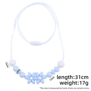 Dettaglio della collana dentizione in silicone per neonati con fiore blu e chiusura sicura