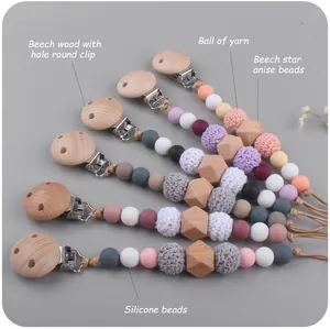 Detail von Buchenholz-Clips und Silikonperlen an bunten Baby-Schnullerketten