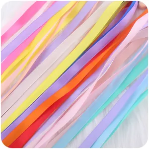Nastri sensoriali colorati per neonati su morbido peluche bianco per lo sviluppo infantile