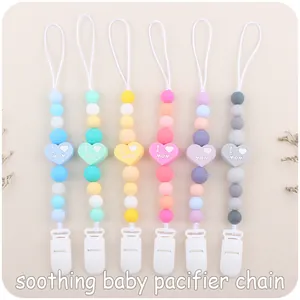 Dettaglio delle catenelle per ciuccio in silicone con perle a cuore I Love Mom pastello