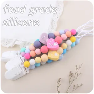 Dettaglio catenella portaciuccio in silicone con perle a cuore e scritta I LOVE MOM