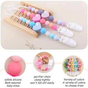 Dettaglio catenelle portaciuccio in silicone con perle a cuore e incisione I Love Mom Dad