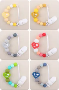 Dettaglio di sei catenelle portaciuccio in silicone con perle a forma di cuore I Love Mom
