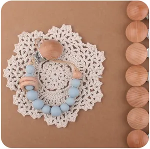 Nahaufnahme der Schnullerkette mit blauen Silikonperlen und Ring aus Buchenholz