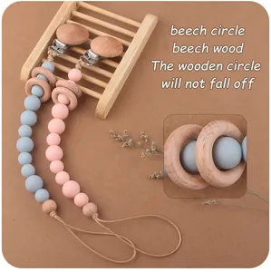 Detail von Holzring und Silikonperlen an Schnullerkette für Babys mit sicherem Clip