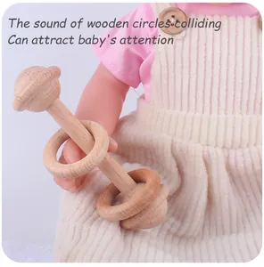 Détail macro du hochet bébé en hêtre avec anneaux mobiles pour l'éveil sensoriel