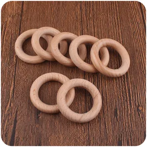 Dettaglio macro di anelli in legno di faggio naturale per dentaruoli e fai-da-te