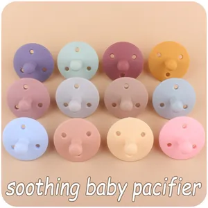 Set van 12 siliconen babyfopspenen in zachte Morandi-tinten op een beige achtergrond
