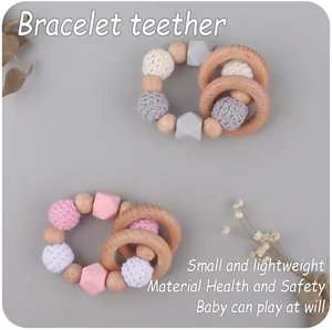 Détail de l'anneau de dentition en bois pour bébé avec perles en silicone et crochet