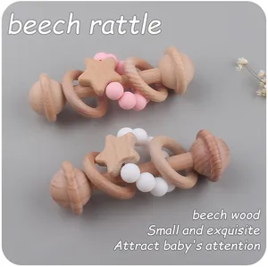 Détail de hochets pour bébé en bois de hêtre et perles de silicone avec étoiles roses
