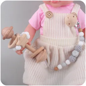 Détail hochet étoile en bois de hêtre et attache-tétine perlé pour dentition bébé