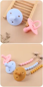 Detail van siliconen fopspenen en bijpassende kralenkoorden in zachte macaronkleuren