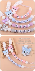 Detail van siliconen fopspeenketting met cartoon kat en gekleurde kralen voor baby's