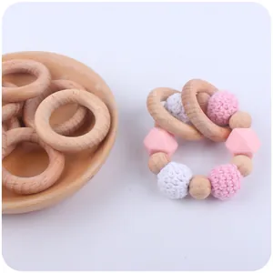 Anello per dentizione in legno naturale con perline rosa all'uncinetto per neonati