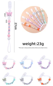 Detail van siliconen speenketting met cartoon dier en letterkralen in diverse kleuren