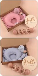 Dettaglio di un set regalo neonato con doudou a luna e catenella per ciuccio in silicone