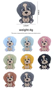 Vue détaillée de breloques chiots en PVC colorés montrant la hauteur 2,9cm et largeur 2,5cm