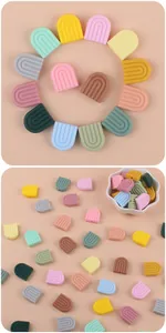 Vue macro de perles en silicone arc-en-ciel colorées pour chaînes de tétines DIY