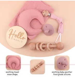 Dettaglio della copertina luna rosa e del sonaglio in legno nel set regalo
