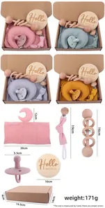 Componenti dettagliati del set regalo neonato con doudou in mussola e massaggiagengive