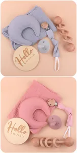 Set regalo neonato con asciugamano in cotone, ciuccio in silicone e giocattolo in legno
